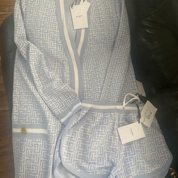 Balmain set xs 1000$.Moncler tee shirt S 200$ .Givenchy sweater oversized S 500$